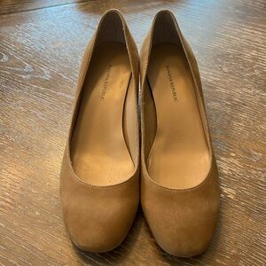 Banana Republic Camel Suede Round Closed Toe Pump